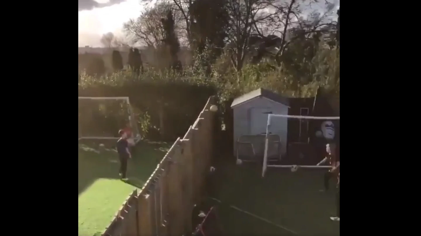Niños jugando al fútbol-tenis de casa a casa Niños jugando al fútbol-tenis de casa a casa