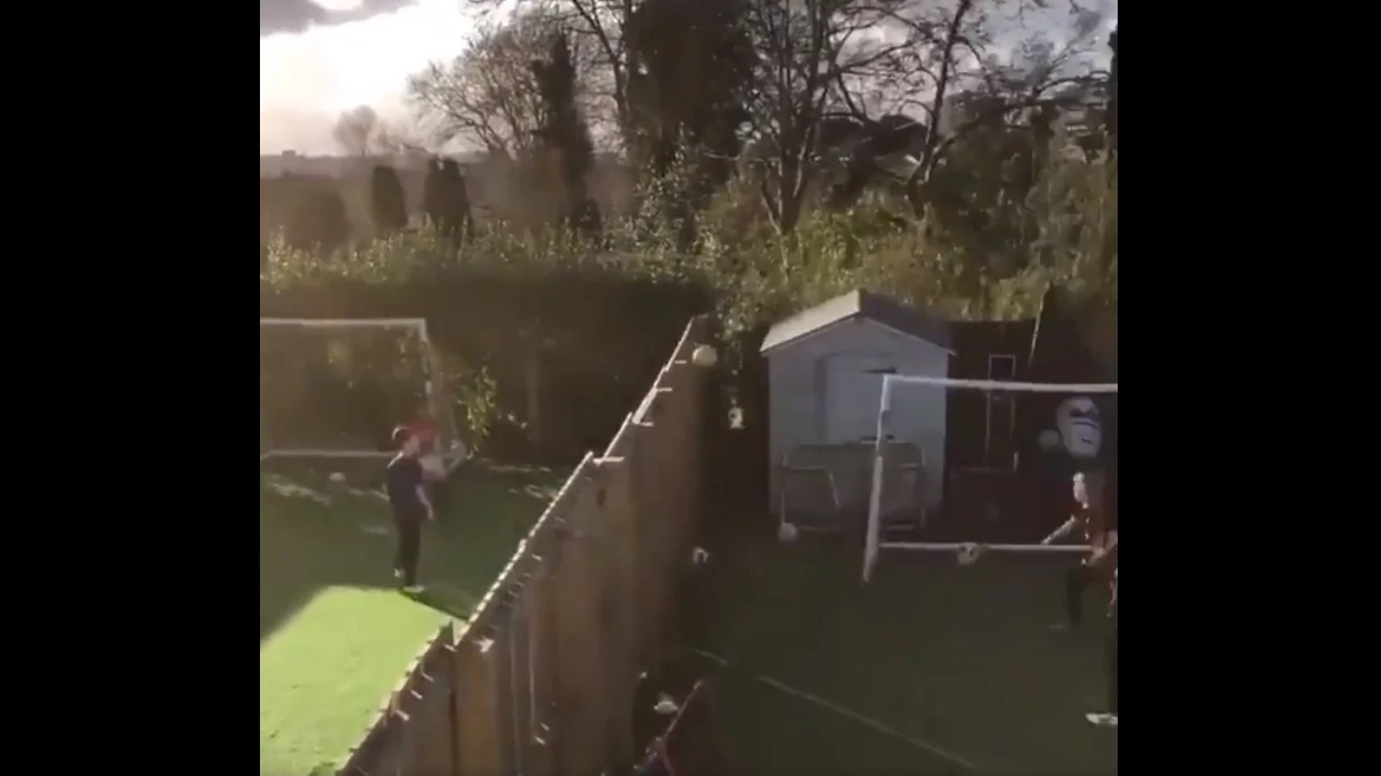 Niños jugando al fútbol-tenis de casa a casa