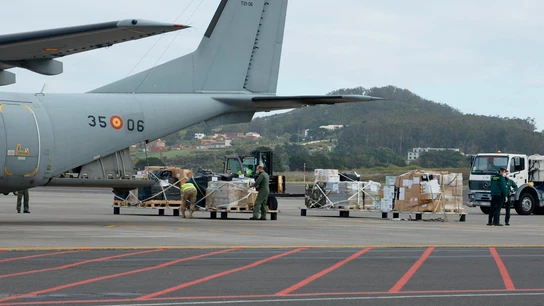 Miembros del Ejército del Aire y de la Guardia Civil desembarcando en el aeropuerto de Tenerife Norte Miembros del Ejército del Aire y de la Guardia Civil desembarcando en el aeropuerto de Tenerife Norte