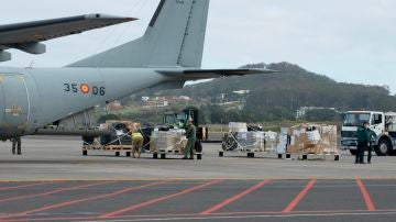 Miembros del Ejército del Aire y de la Guardia Civil desembarcando en el aeropuerto de Tenerife Norte
