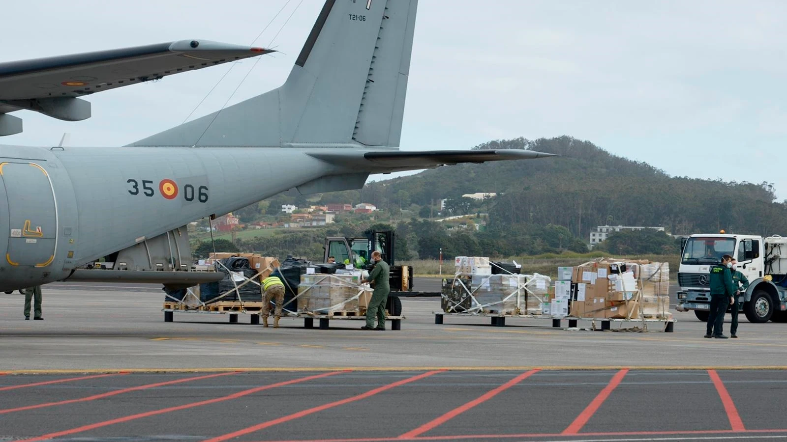 Miembros del Ejército del Aire y de la Guardia Civil desembarcando en el aeropuerto de Tenerife Norte