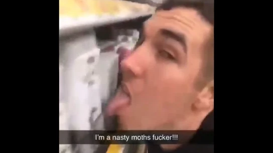 Un joven se graba lamiendo un estante de un supermercado Un joven se graba lamiendo un estante de un supermercado