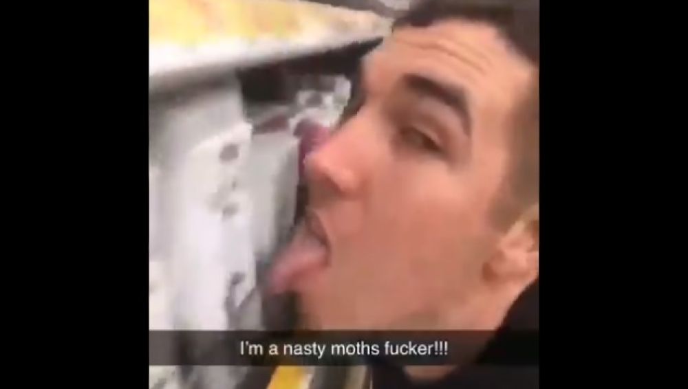 Un joven se graba lamiendo un estante de un supermercado