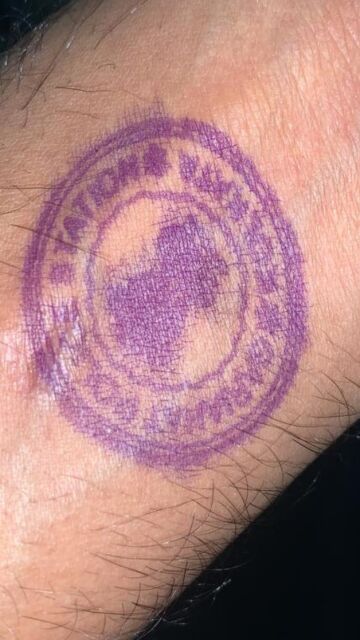 El sello que ponen en la ciudad de Calcuta a aquellos que se saltan el confinamiento.