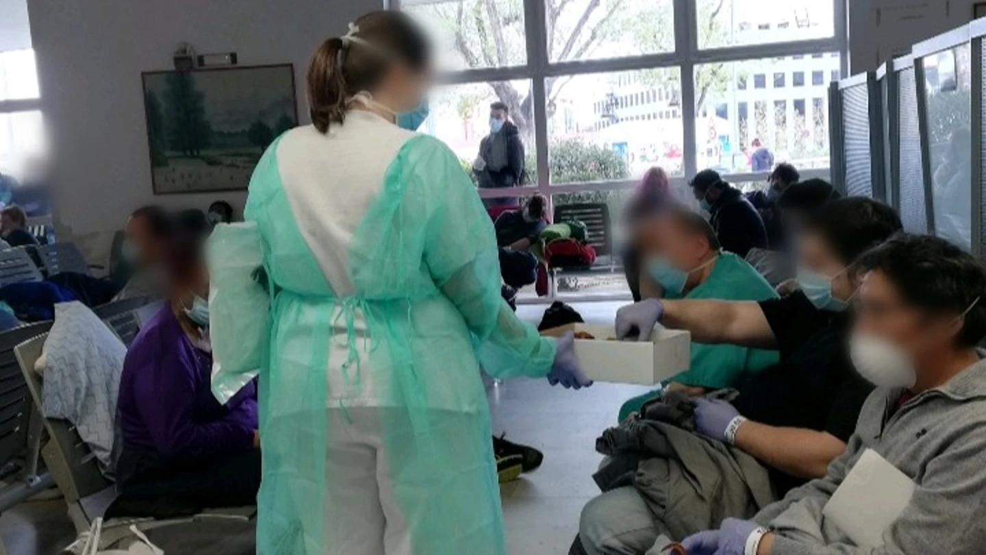 Personal sanitario reparte sándwiches entre los pacientes. Personal sanitario reparte sándwiches entre los pacientes.
