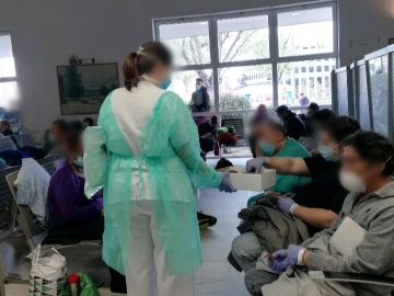 Personal sanitario reparte sándwiches entre los pacientes. Personal sanitario reparte sándwiches entre los pacientes.