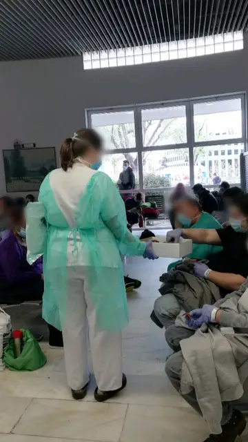 Personal sanitario reparte sándwiches entre los pacientes. Personal sanitario reparte sándwiches entre los pacientes.