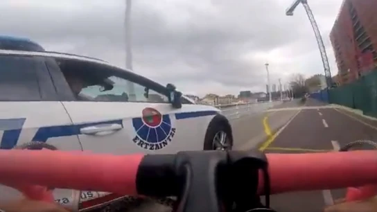 La Ertzaintza parando a un ciclista La Ertzaintza parando a un ciclista