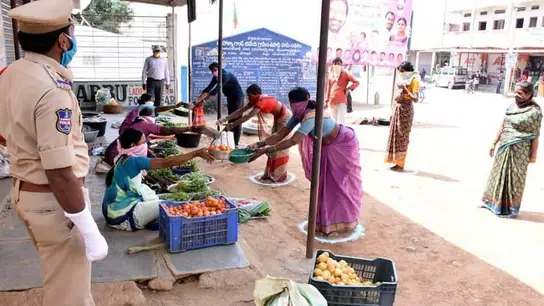 Ciudadanos sale a hacer la compra bajo medidas de seguridad durante el confinamiento en la ciudad india de Anantapur. Ciudadanos sale a hacer la compra bajo medidas de seguridad durante el confinamiento en la ciudad india de Anantapur.