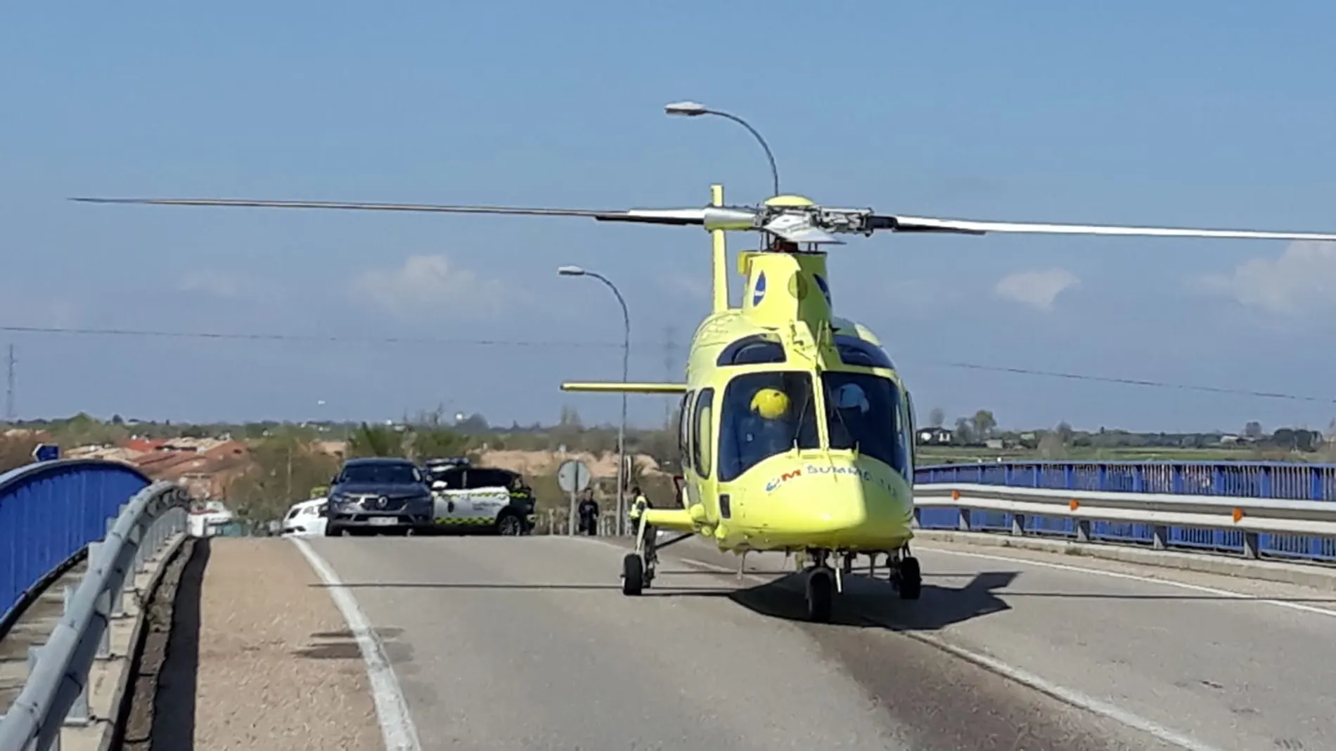 Helicóptero que ha trasladado al agente al hospital
