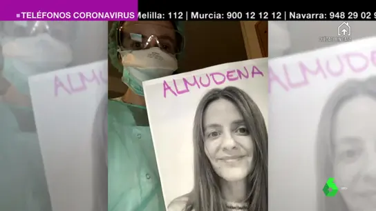 Una cardióloga lleva siempre una foto suya para que los pacientes puedan verle la cara a pesar de la mascarilla. Una cardióloga lleva siempre una foto suya para que los pacientes puedan verle la cara a pesar de la mascarilla.