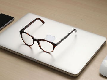 Unas gafas sobre un MacBook