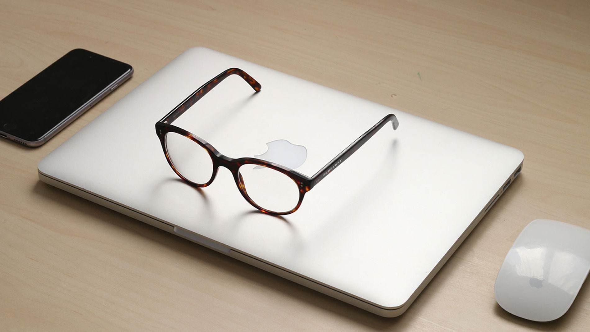 Unas gafas sobre un MacBook