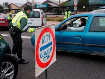 Control de la Guardia Civil de Tráfico por el coronavirus Control de la Guardia Civil de Tráfico por el coronavirus