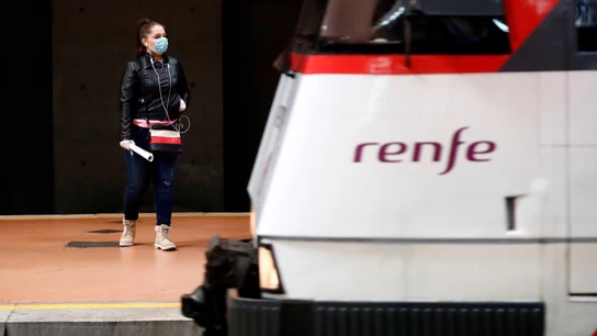 Una mujer entrando a un tren en plena crisis por coronavirus Una mujer entrando a un tren en plena crisis por coronavirus