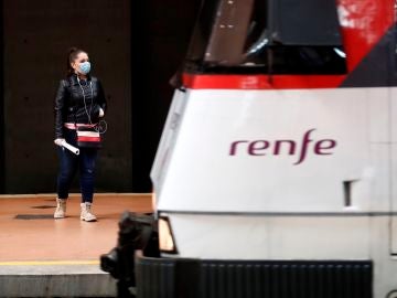 Una mujer entrando a un tren en plena crisis por coronavirus Una mujer entrando a un tren en plena crisis por coronavirus