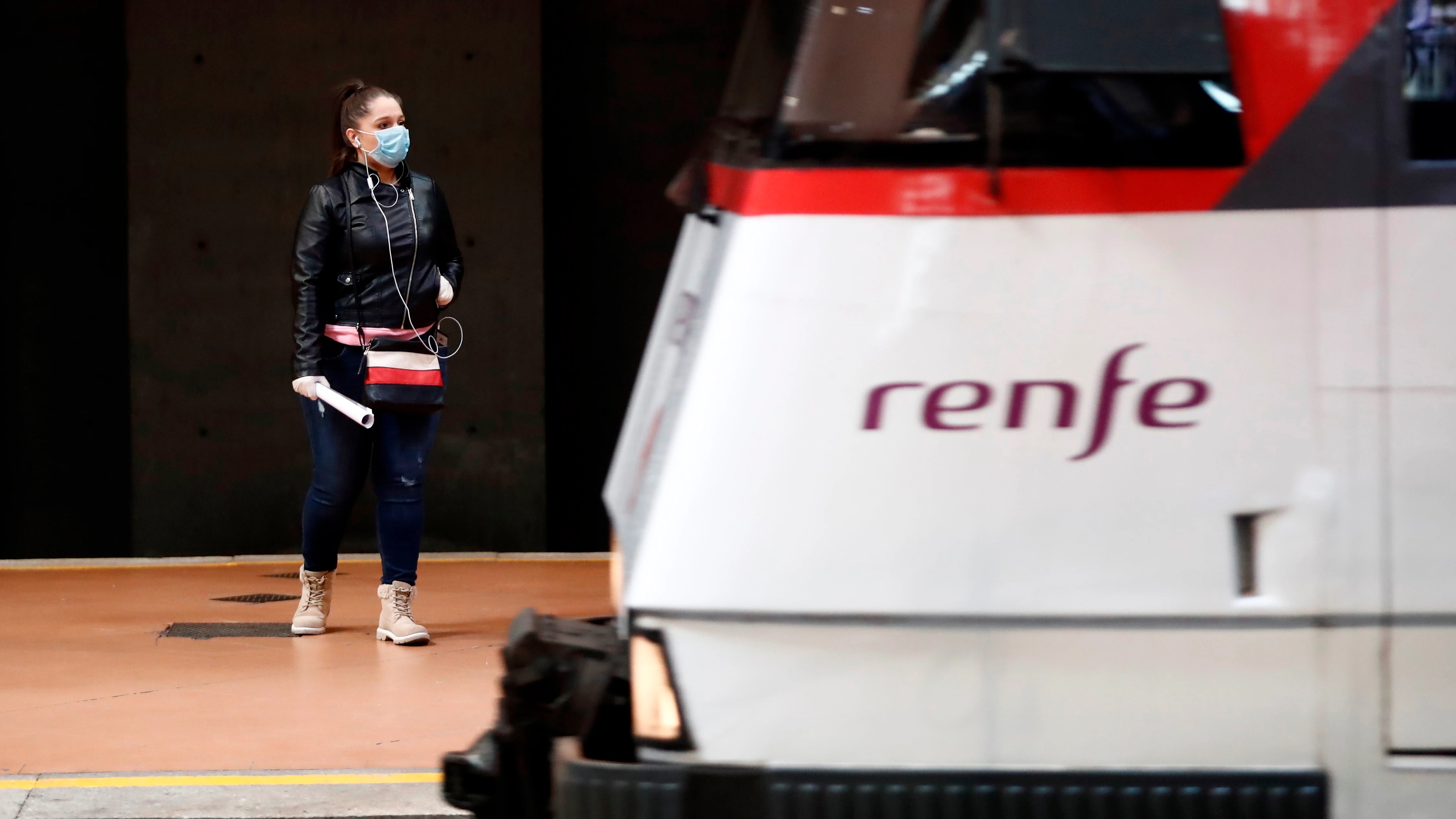 Una mujer entrando a un tren en plena crisis por coronavirus