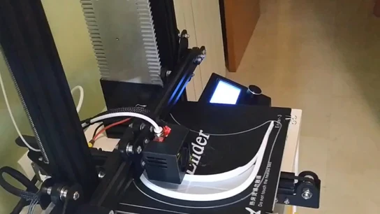 Impresora 3D con la que Jesús fabrica piezas de las viseras de protección para los sanitarios Impresora 3D con la que Jesús fabrica piezas de las viseras de protección para los sanitarios