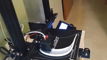 Impresora 3D con la que Jesús fabrica piezas de las viseras de protección para los sanitarios
