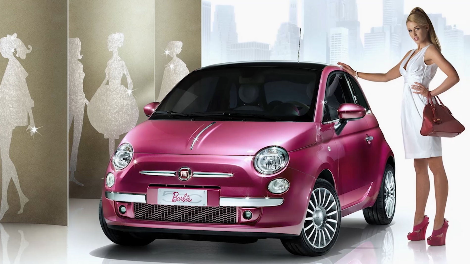 Fiat 500 con decoraci&oacute;n de Barbie