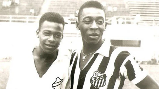 Pelé, junto a su hermano. Pelé, junto a su hermano.