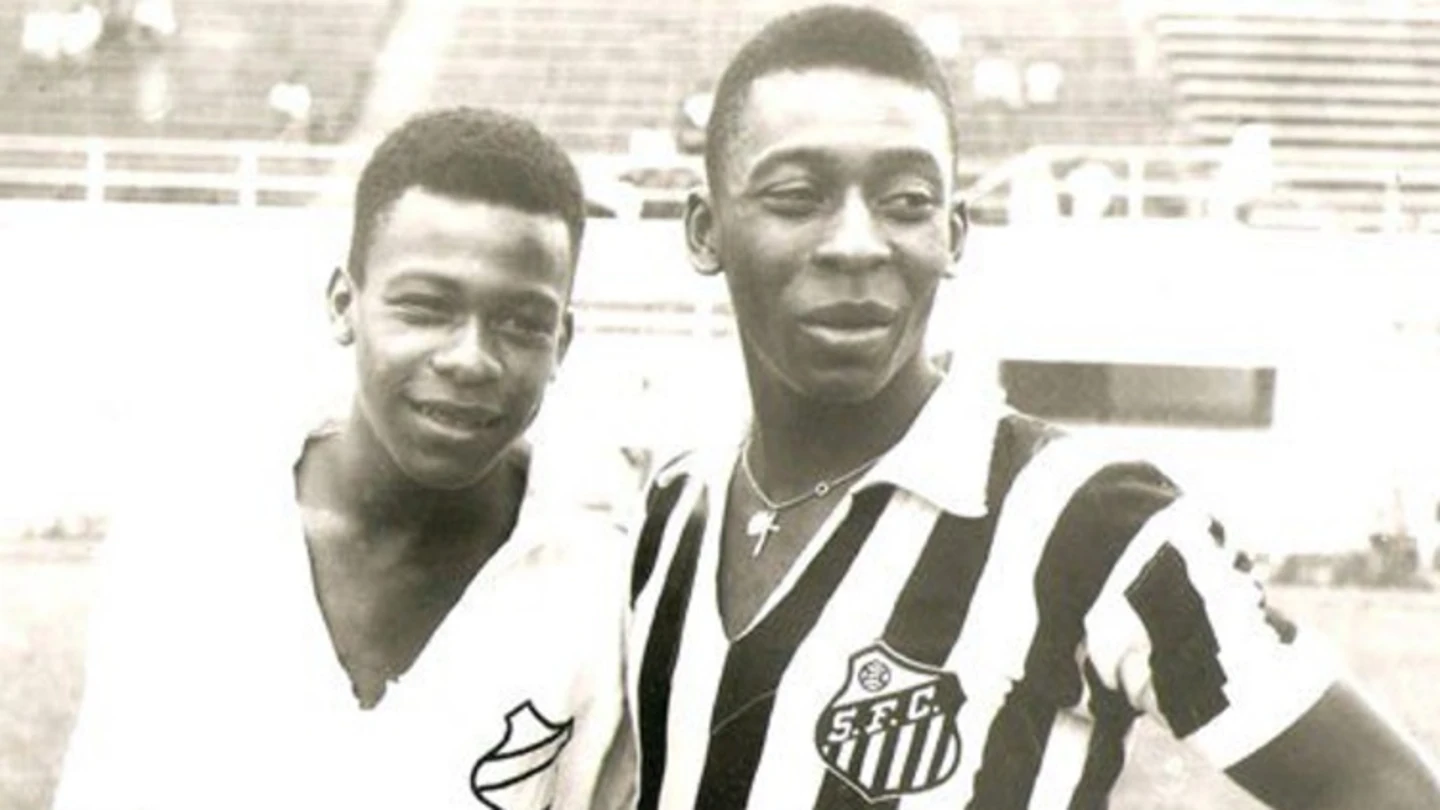 Pelé, junto a su hermano. Pelé, junto a su hermano.
