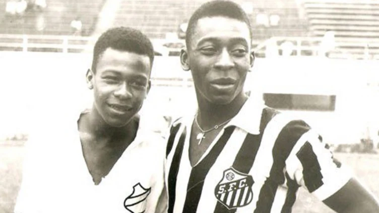 Pelé, junto a su hermano.