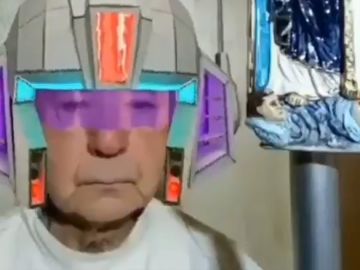 El sacerdote italiano con uno de los filtros El sacerdote italiano con uno de los filtros