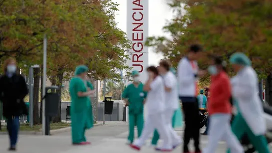 Profesionales sanitarios ante las Urgencias del Hospital de la Fe Profesionales sanitarios ante las Urgencias del Hospital de la Fe