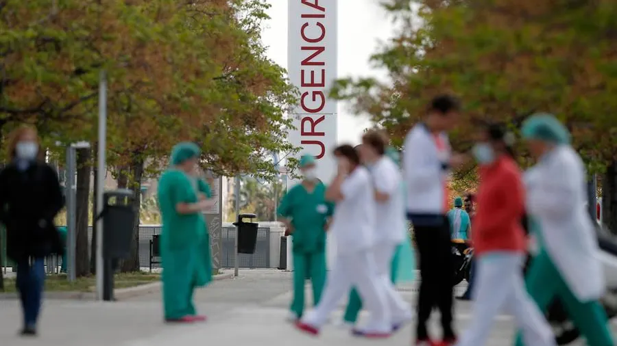 Profesionales sanitarios ante las Urgencias del Hospital de la Fe