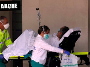 Sanitarios atendiendo a un contagiado Sanitarios atendiendo a un contagiado
