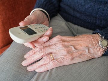 Imagen de archivo de una persona mayor usando un teléfono. Imagen de archivo de una persona mayor usando un teléfono.
