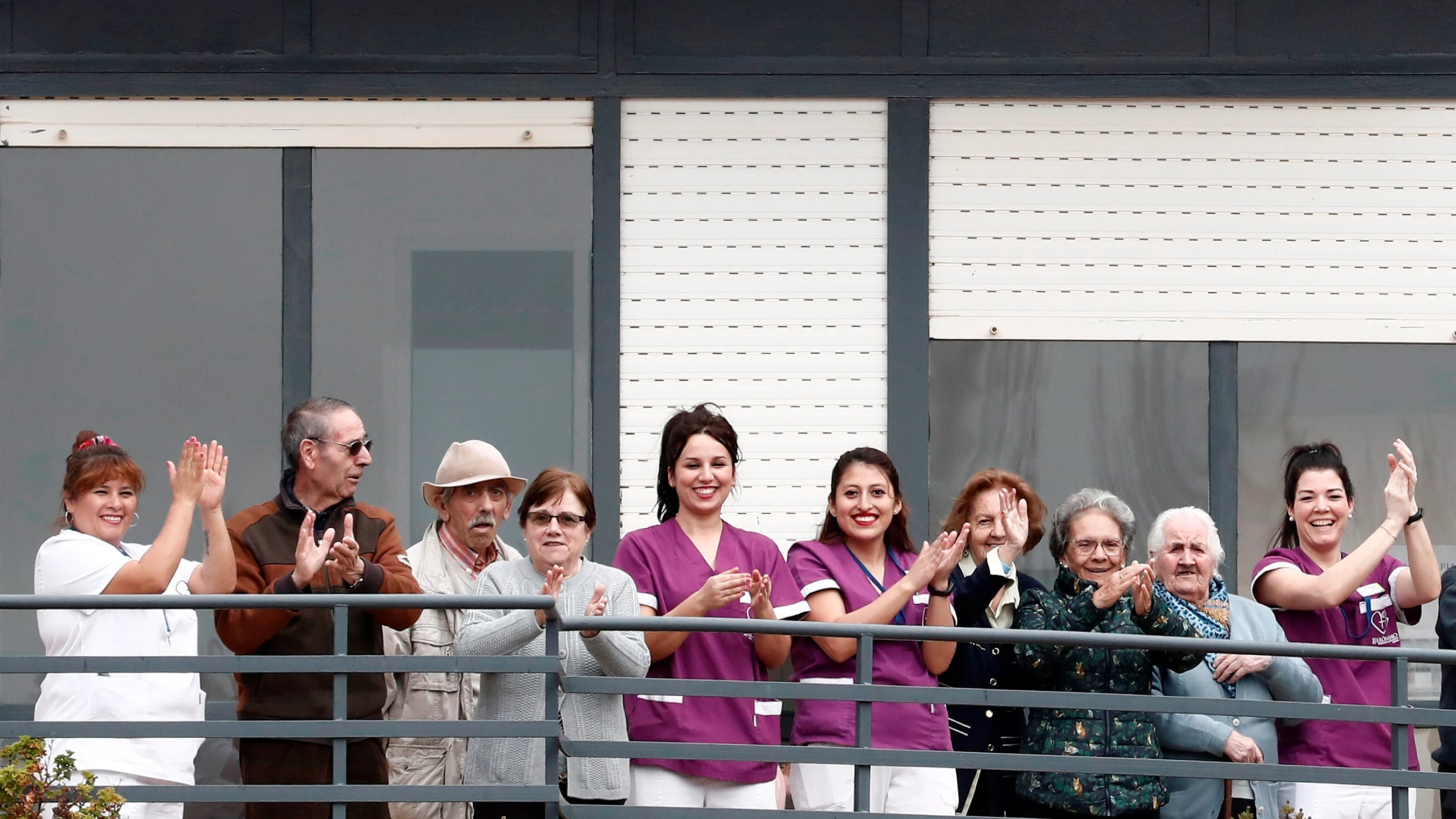 Quince trabajadores de la Residencia San Jerónimo se encierran con los ancianos