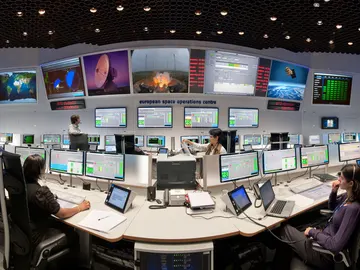 Sala principal del Centro Europeo de Operaciones Espaciales de Darmstadt (Alemania). Sala principal del Centro Europeo de Operaciones Espaciales de Darmstadt (Alemania).