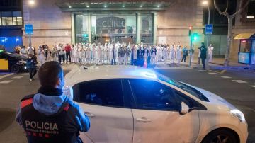 Sanitarios del Hospital Clínic salen para agradecer los aplausos a los Mossos d'Esquadra 