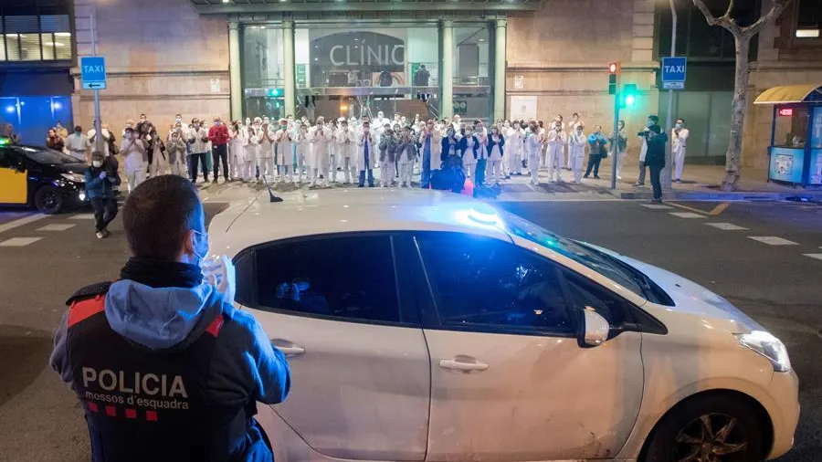 Sanitarios del Hospital Clínic salen para agradecer los aplausos a los Mossos d'Esquadra 