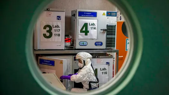 Un trabajador en un laboratorio de alta seguridad Un trabajador en un laboratorio de alta seguridad