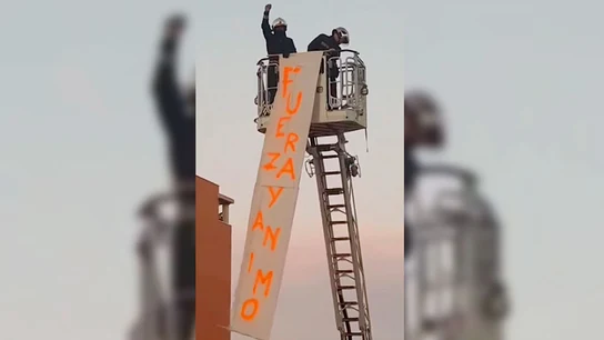 El alentador mensaje de apoyo de los bomberos de Parla a los vecinos en medio de un aplauso El alentador mensaje de apoyo de los bomberos de Parla a los vecinos en medio de un aplauso