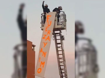 El alentador mensaje de apoyo de los bomberos de Parla a los vecinos en medio de un aplauso El alentador mensaje de apoyo de los bomberos de Parla a los vecinos en medio de un aplauso