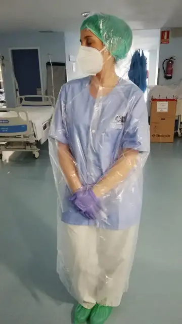 Una sanitaria con el equipo enviado al Hospital Severo Ochoa Una sanitaria con el equipo enviado al Hospital Severo Ochoa