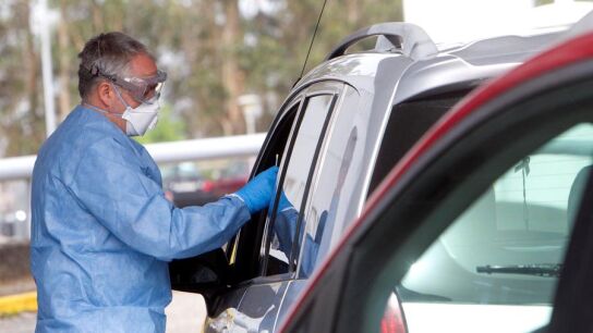 Prueba del coronavirus en el coche en un hospital gallego