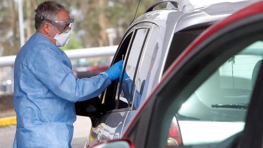 Prueba del coronavirus en el coche en un hospital gallego