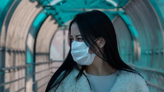 La OMS recomienda que usar las mascarillas junto con otras medidas más eficientes como la distancia social mascarillas
