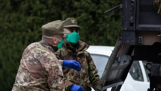 Miembros del ejército italiano, en el cementerio de Bérgamo Miembros del ejército italiano, en el cementerio de Bérgamo