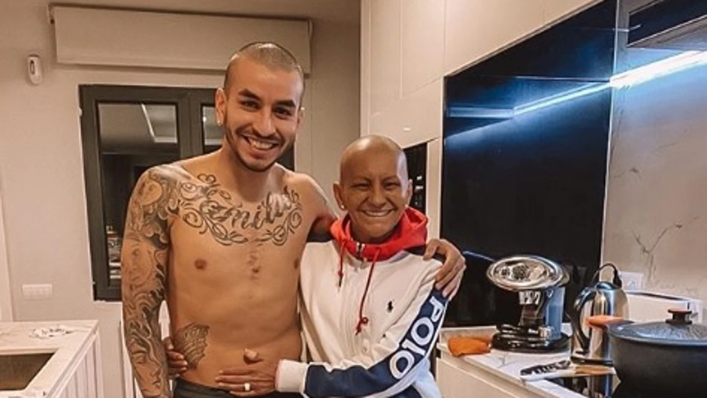 Ángel Correa junto a su madre Ángel Correa junto a su madre