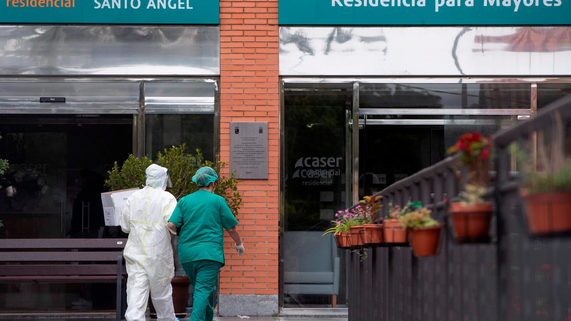Un equipo médico del servicio murciano de salud a su llegada a la residencia de mayores Caser, de Santo Ángel en Murcia