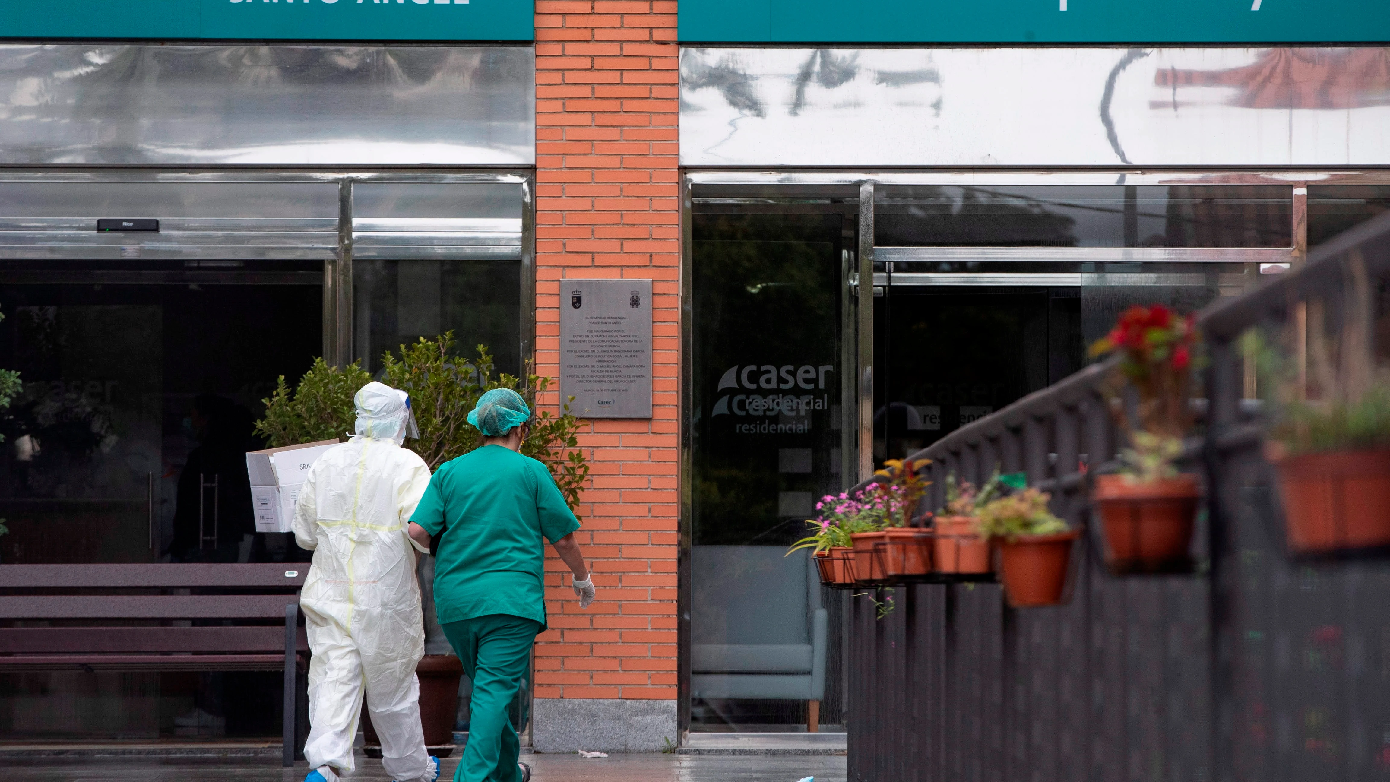 Un equipo médico del servicio murciano de salud a su llegada a la residencia de mayores Caser, de Santo Ángel en Murcia