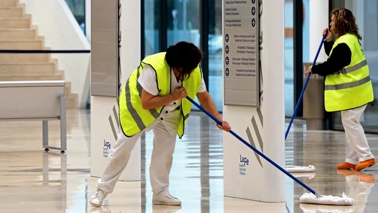 Imagen de mujeres limpiando Imagen de mujeres limpiando