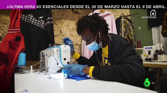 Los manteros se unen a la lucha contra el coronavirus: fabrican material sanitario y crean un banco de alimentos Los manteros se unen a la lucha contra el coronavirus: fabrican material sanitario y crean un banco de alimentos