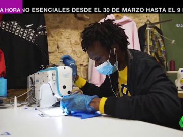 Los manteros se unen a la lucha contra el coronavirus: fabrican material sanitario y crean un banco de alimentos Los manteros se unen a la lucha contra el coronavirus: fabrican material sanitario y crean un banco de alimentos